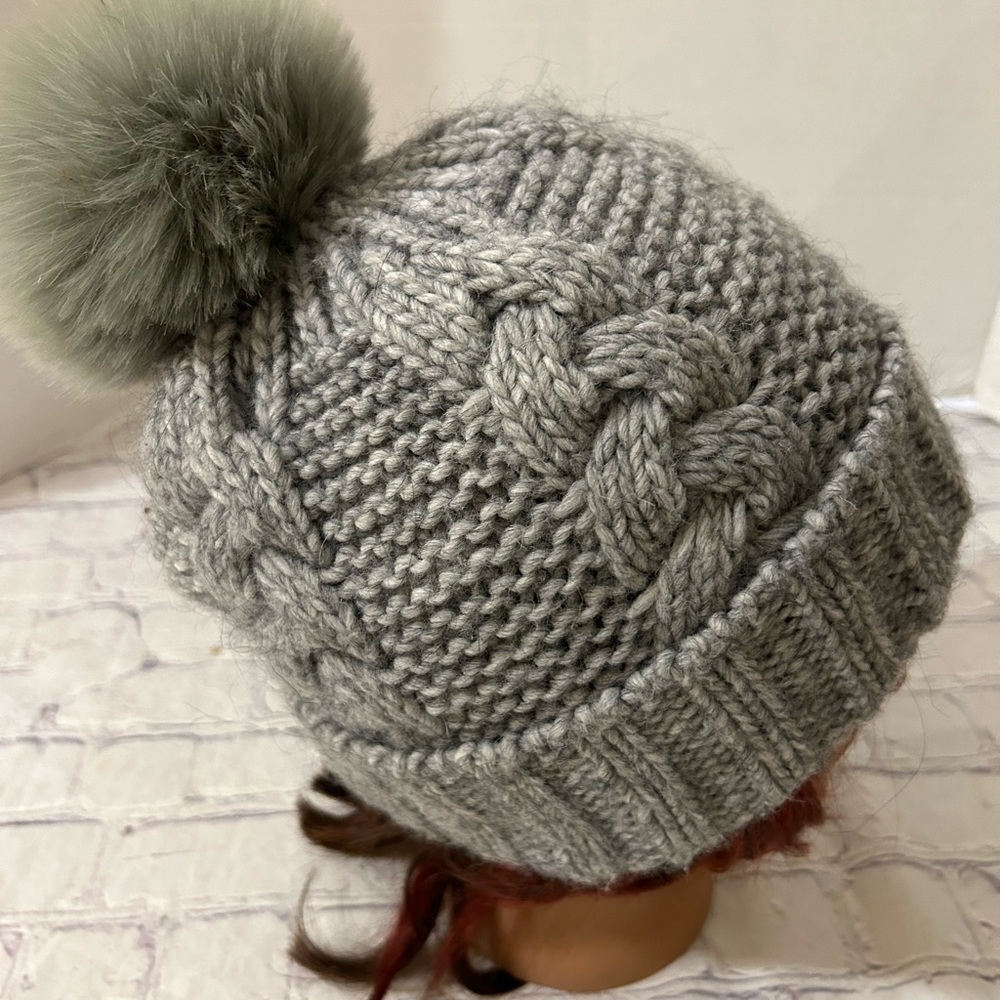 L.F. ACCESSORIES MADE IN ITALY GREY CABLE KNIT POM GREY WOMEN’S BEANIE O/S